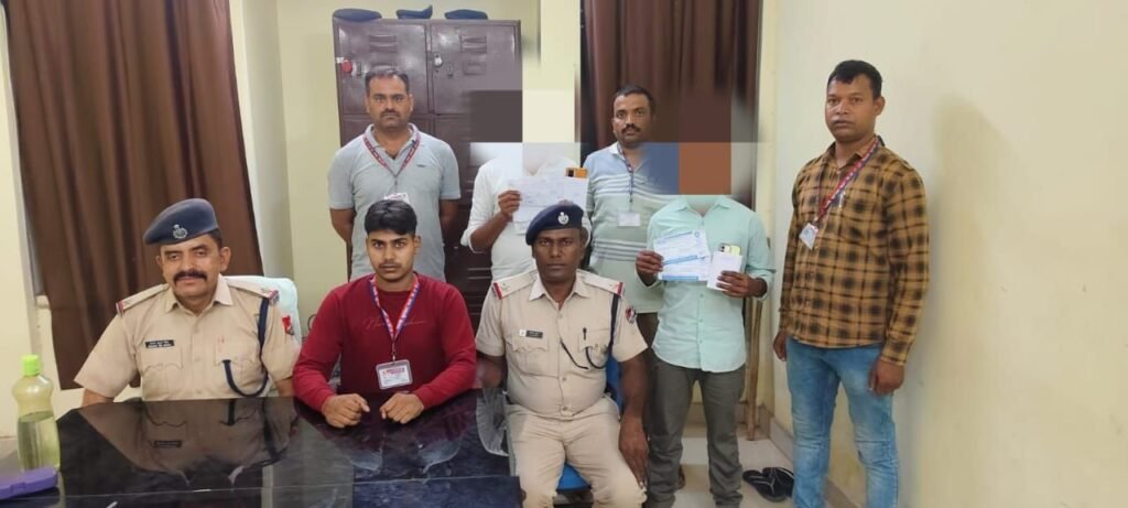 रेलवे सुरक्षा बल की कार्रवाई: दो अवैध टिकट कारोबारी गिरफ्तार, दोनों टेकारी के हैं रहनेवाले 1 image editor output image446587467 17483621197565106287704329250025 रेलवे सुरक्षा बल की कार्रवाई: दो अवैध टिकट कारोबारी गिरफ्तार, दोनों टेकारी के हैं रहनेवाले