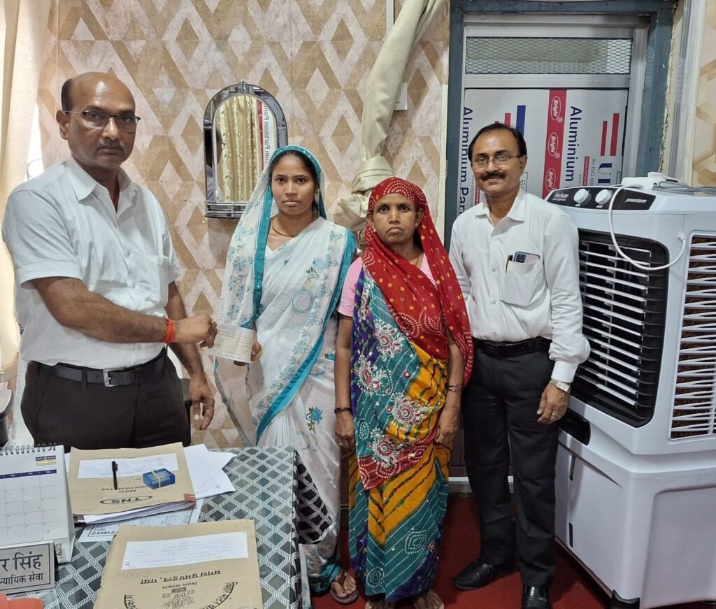 पीड़ित परिवार को मिला 15 लाख का चेक, एक सड़क दुर्घटना में मानपुर निवासी सत्येंद्र की औरंगाबाद में हुई थी मृत्यु 1 image editor output image516564842 1748437568393988293743846842666 पीड़ित परिवार को मिला 15 लाख का चेक, एक सड़क दुर्घटना में मानपुर निवासी सत्येंद्र की औरंगाबाद में हुई थी मृत्यु
