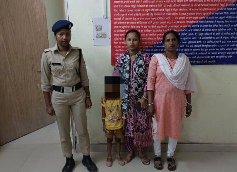गया जंक्शन: अजीबोगरीब वाक्या, किसी की पत्नी छूट गई तो किसी की बच्ची, फिर आरपीएफ ने जो किया... 3 image editor output image540305966 17466888303325686996856668436663 गया जंक्शन: अजीबोगरीब वाक्या, किसी की पत्नी छूट गई तो किसी की बच्ची, फिर आरपीएफ ने जो किया...