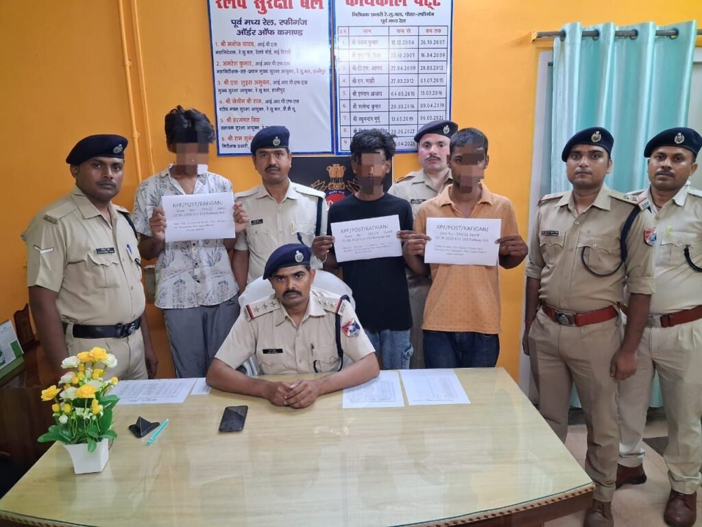 वंदे भारत एक्सप्रेस पर पत्थरबाजी: तीन युवकों को आरपीएफ ने किया गिरफ्तार, सभी आरोपी गया के रहनेवाले 1 image editor output image77599509 17481903905912642377464518091435 वंदे भारत एक्सप्रेस पर पत्थरबाजी: तीन युवकों को आरपीएफ ने किया गिरफ्तार, सभी आरोपी गया के रहनेवाले