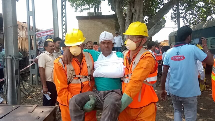 img 20250508 wa02153763112132107442829 ट्रेन दुर्घटना: हूटर बजते ही पदाधिकारियों के साथ राहतकर्मियों की टीम पहुंच गई घटनास्थल, फिर शुरू हुई...