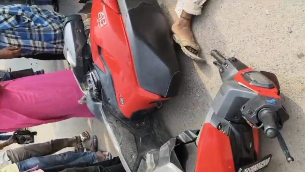 ट्रक की चपेट में आने से गया नगर निगम के वार्ड जमादार की घटनास्थल पर मौत, भीड़ ने ट्रक को किया आग के हवाले 2 image editor output image 137326672 17499856164993719596412377417093 ट्रक की चपेट में आने से गया नगर निगम के वार्ड जमादार की घटनास्थल पर मौत, भीड़ ने ट्रक को किया आग के हवाले