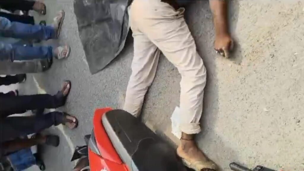 ट्रक की चपेट में आने से गया नगर निगम के वार्ड जमादार की घटनास्थल पर मौत, भीड़ ने ट्रक को किया आग के हवाले 3 image editor output image 138250193 17499856370935309190824151025339 ट्रक की चपेट में आने से गया नगर निगम के वार्ड जमादार की घटनास्थल पर मौत, भीड़ ने ट्रक को किया आग के हवाले