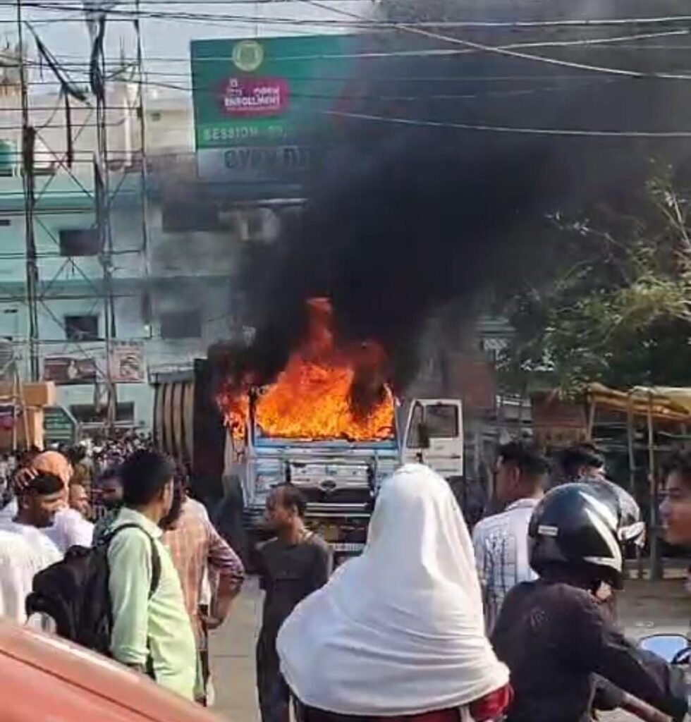ट्रक की चपेट में आने से गया नगर निगम के वार्ड जमादार की घटनास्थल पर मौत, भीड़ ने ट्रक को किया आग के हवाले 1 image editor output image 140097235 17499855940036864972074389402500 ट्रक की चपेट में आने से गया नगर निगम के वार्ड जमादार की घटनास्थल पर मौत, भीड़ ने ट्रक को किया आग के हवाले