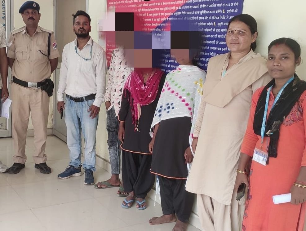 दो लड़कियां व एक लड़के को आरपीएफ ने 'अनहोनी' से बचाया, पटना पुलिस ने हाल ही में किया था लड़कियों को बेचने वाले गिरोह का पर्दाफाश 1 image editor output image 1424034020 17512671278854900405720553057364 दो लड़कियां व एक लड़के को आरपीएफ ने 'अनहोनी' से बचाया, पटना पुलिस ने हाल ही में किया था लड़कियों को बेचने वाले गिरोह का पर्दाफाश