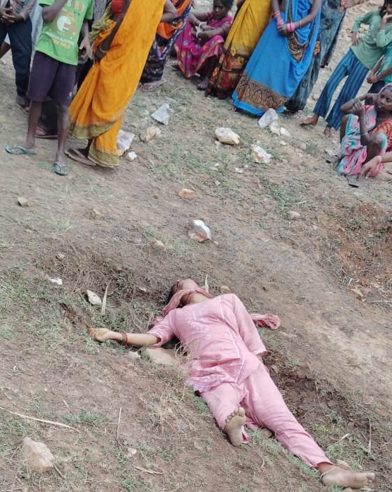 गया के करजरा मोड़ के पास पहाड़ी के नजदीक एक युवती के शव पड़े रहने से फैली सनसनी, पुलिस जांच में जुटी 2 image editor output image 157500363 17489163959688121612126660552257 गया के करजरा मोड़ के पास पहाड़ी के नजदीक एक युवती के शव पड़े रहने से फैली सनसनी, पुलिस जांच में जुटी