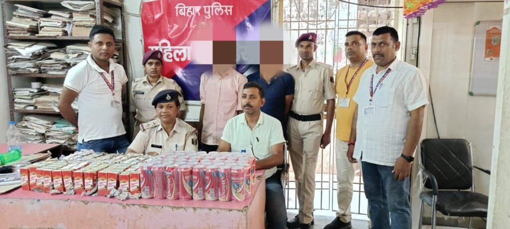 यूपी से शराब की तस्करी, बोरा लेकर भागते वक्त पकड़े गए, तस्कर जानें कहां के हैं रहनेवाले 1 image editor output image 291344458 17499063347156625990588348832282 यूपी से शराब की तस्करी, बोरा लेकर भागते वक्त पकड़े गए, तस्कर जानें कहां के हैं रहनेवाले