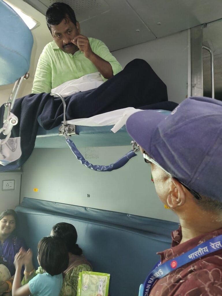 इमरजेंसी ड्यूटी में थे रेलवे के मुख्य चिकित्सा अधीक्षक, पर यात्री को अटेंड करने नहीं गए, ड्रेसर ने किया अटेंड 1 image editor output image 32255499 17500766544355197566572858068658 इमरजेंसी ड्यूटी में थे रेलवे के मुख्य चिकित्सा अधीक्षक, पर यात्री को अटेंड करने नहीं गए, ड्रेसर ने किया अटेंड
