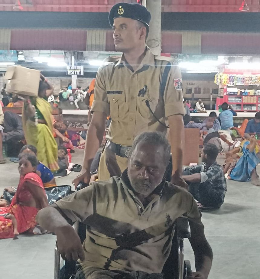 गया जंक्शन पर नवादा जिले का व्यक्ति हुआ बेहोश, उचित इलाज के लिए एएनएमएमसीएच में भर्ती कराया गया 1 image editor output image 68272818 17500132946724198497064373269579 गया जंक्शन पर नवादा जिले का व्यक्ति हुआ बेहोश, उचित इलाज के लिए एएनएमएमसीएच में भर्ती कराया गया