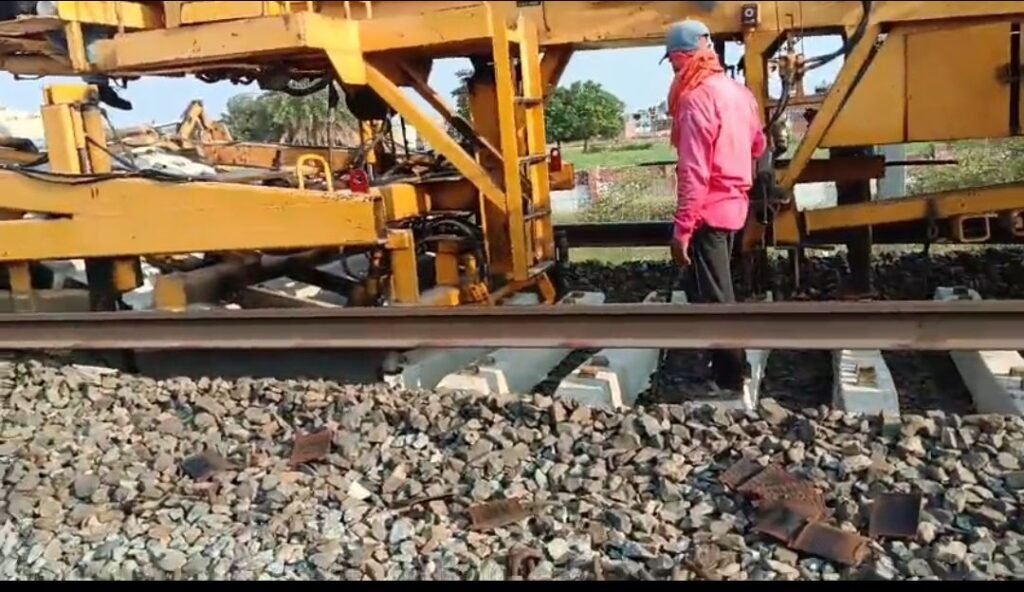 सबकुछ ठीक रहा तो जल्द ही हवा से बातें करते हुए चलेगी ट्रेनें, डीडीयू -गया-धनबाद रेलखंड पर ट्रेनों की गति बढ़ाने की तैयारी 1 image editor output image 741481778 17499111804144052611452107087370 सबकुछ ठीक रहा तो जल्द ही हवा से बातें करते हुए चलेगी ट्रेनें, डीडीयू -गया-धनबाद रेलखंड पर ट्रेनों की गति बढ़ाने की तैयारी