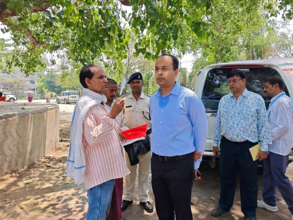 लेट लतीफी और अनुपस्थिति पर भड़के डीएम, सदर अंचल कार्यालय में सीओ से लेकर लगभग सभी कर्मी नदारद, कहा-ये सब बर्दाश्त नहीं 3 image editor output image 750417032 17495494277906026522262398482282 लेट लतीफी और अनुपस्थिति पर भड़के डीएम, सदर अंचल कार्यालय में सीओ से लेकर लगभग सभी कर्मी नदारद, कहा-ये सब बर्दाश्त नहीं