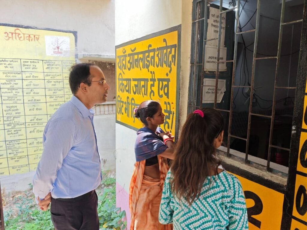 लेट लतीफी और अनुपस्थिति पर भड़के डीएम, सदर अंचल कार्यालय में सीओ से लेकर लगभग सभी कर्मी नदारद, कहा-ये सब बर्दाश्त नहीं 2 image editor output image 751340553 17495493622753451400252039403903 लेट लतीफी और अनुपस्थिति पर भड़के डीएम, सदर अंचल कार्यालय में सीओ से लेकर लगभग सभी कर्मी नदारद, कहा-ये सब बर्दाश्त नहीं