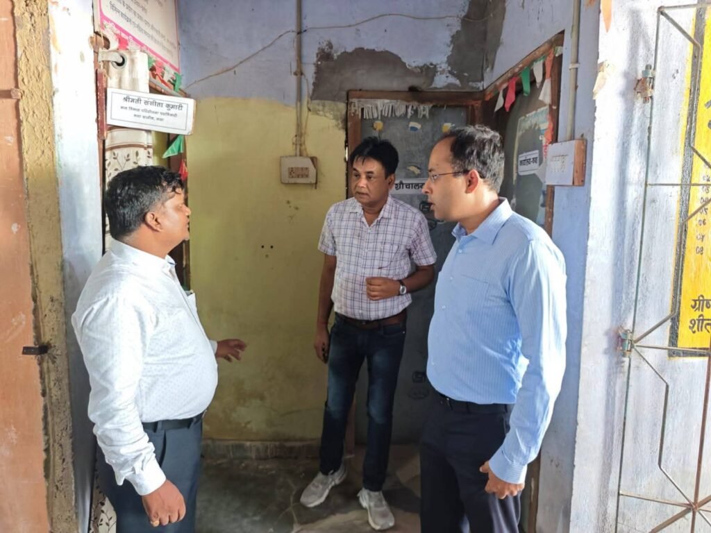 लेट लतीफी और अनुपस्थिति पर भड़के डीएम, सदर अंचल कार्यालय में सीओ से लेकर लगभग सभी कर्मी नदारद, कहा-ये सब बर्दाश्त नहीं 1 image editor output image 752264074 17495493241119049530035068682736 लेट लतीफी और अनुपस्थिति पर भड़के डीएम, सदर अंचल कार्यालय में सीओ से लेकर लगभग सभी कर्मी नदारद, कहा-ये सब बर्दाश्त नहीं