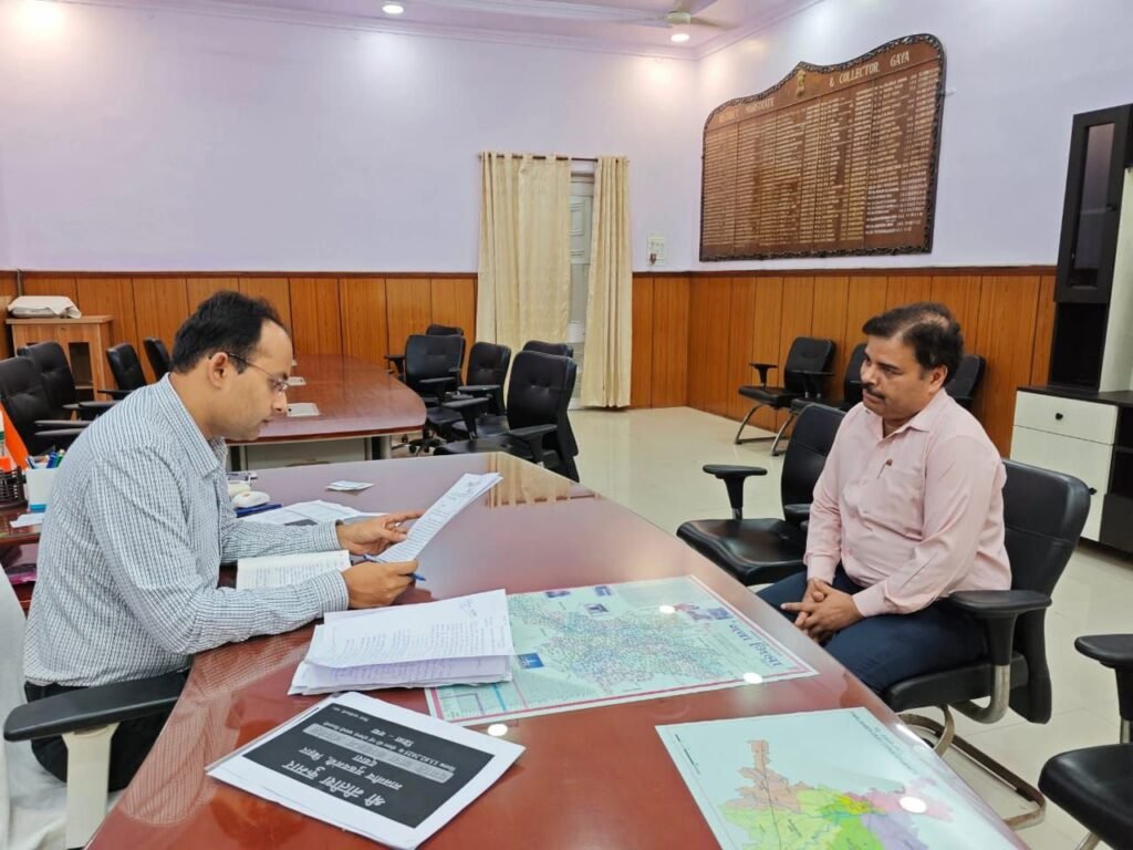 नए डीएम ने पदभार संभालने के साथ की परिचयात्मक बैठक, पदाधिकारियों को दिए टास्क, जनता दरबार में लोगों की सुनी समस्याएं 1 image editor output image 98395019 17489475471863042735716420964357 नए डीएम ने पदभार संभालने के साथ की परिचयात्मक बैठक, पदाधिकारियों को दिए टास्क, जनता दरबार में लोगों की सुनी समस्याएं