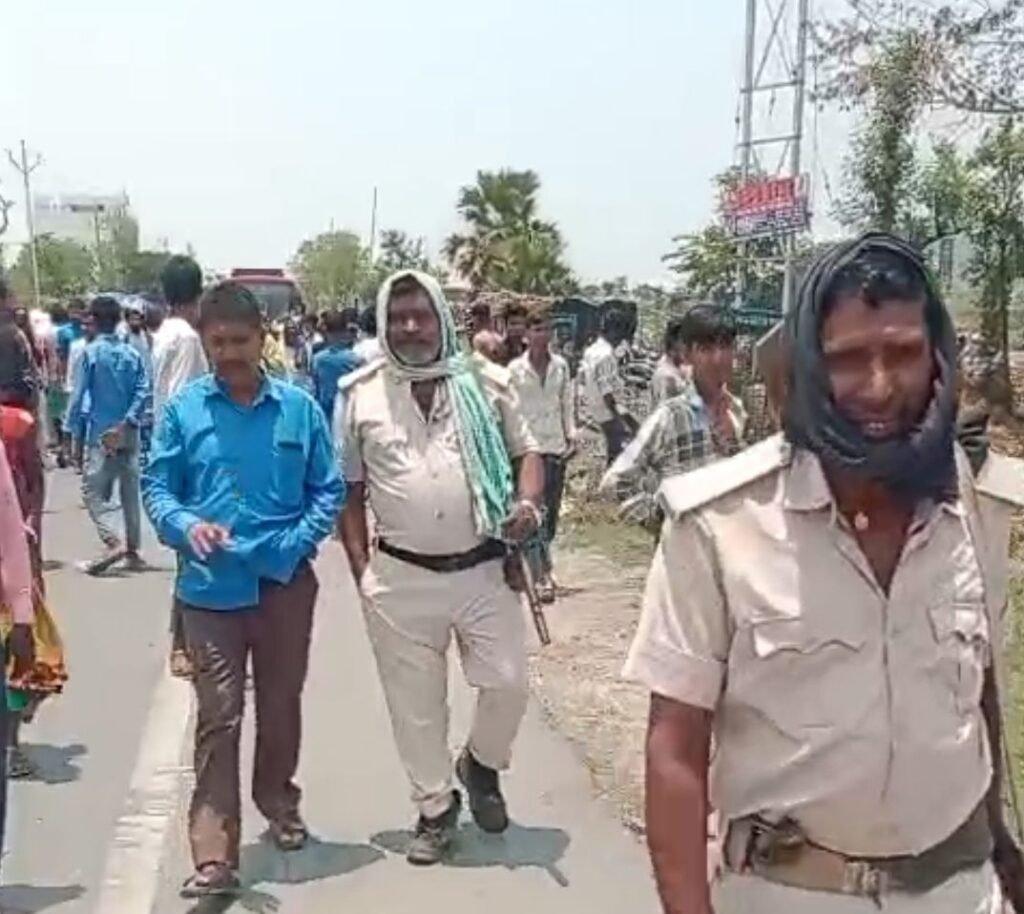 गया जी में करंट लगने से बालक की मौत, ग्रामीणों ने किया सड़क जाम, मौके पर पहुंची पुलिस 2 image editor output image1138501094 1749279118834116786117019971562 गया जी में करंट लगने से बालक की मौत, ग्रामीणों ने किया सड़क जाम, मौके पर पहुंची पुलिस