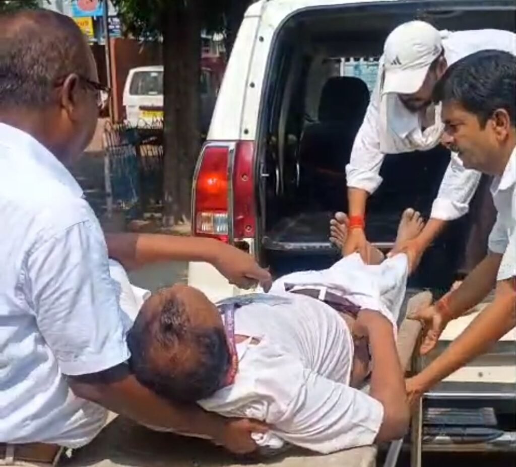 चलती ट्रेन में गार्ड की अचानक बिगड़ी तबीयत, हो गए बेहोश, अस्पताल पहुंचाया गया 1 image editor output image1776942720 17500052220465571938981520397787 चलती ट्रेन में गार्ड की अचानक बिगड़ी तबीयत, हो गए बेहोश, अस्पताल पहुंचाया गया
