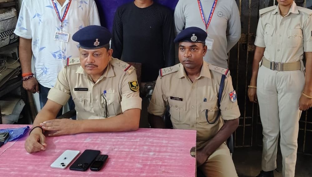 गया रेलवे स्टेशन पर मोबाइल चोरी के आरोप में इकबाल नगर का एक व्यक्ति गिरफ्तार, तीन मोबाइल बरामद 1 image editor output image415165294 17492961739224591416736691871794 गया रेलवे स्टेशन पर मोबाइल चोरी के आरोप में इकबाल नगर का एक व्यक्ति गिरफ्तार, तीन मोबाइल बरामद