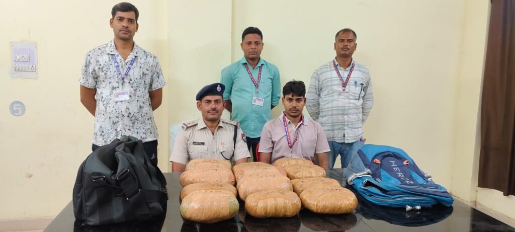 पुरुषोत्तम एक्सप्रेस से आरपीएफ ने ₹1.85 लाख का मादक पदार्थ गांजा किया बरामद, वजन करने के लिए तराजू बाहर से लाना पड़ा 1 image editor output image641931018 17494796243664504556387114371696 पुरुषोत्तम एक्सप्रेस से आरपीएफ ने ₹1.85 लाख का मादक पदार्थ गांजा किया बरामद, वजन करने के लिए तराजू बाहर से लाना पड़ा