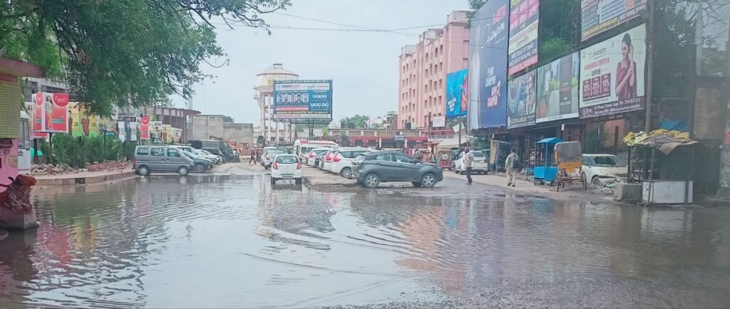 image editor output image973023862 17504963215724773406460643541060 ये कोई झील या तालाब नहीं, यह गया जंक्शन है, अंदर शेड से भी टपकता है पानी, तो कहीं शेड ही नहीं