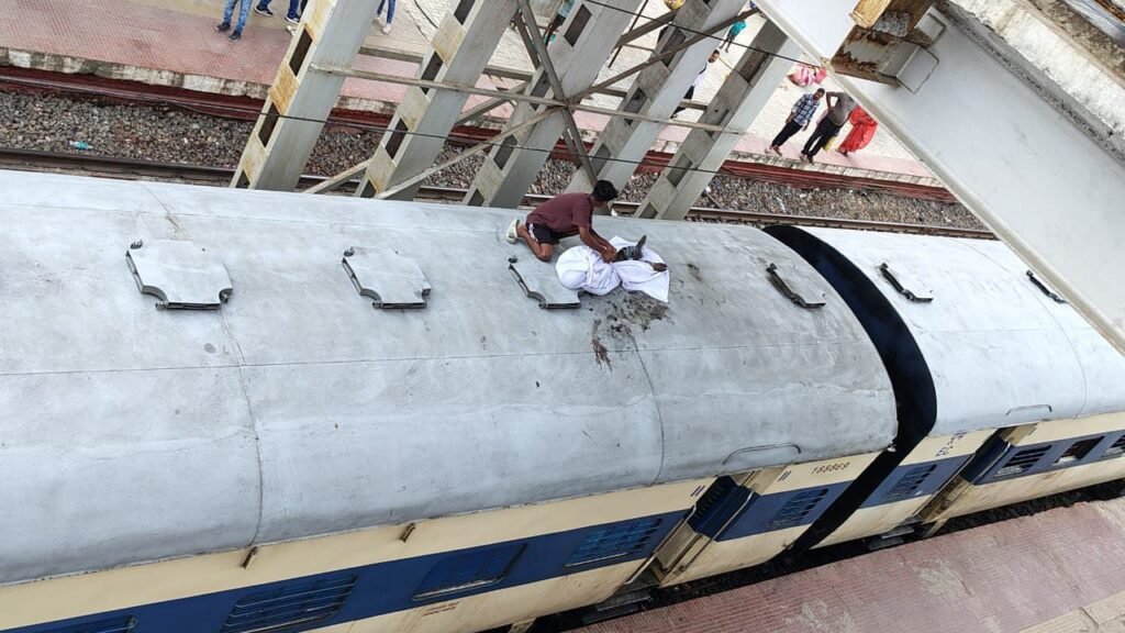 गया-मधुपुर स्पेशल ट्रेन की छत पर चढ़ गया व्यक्ति, करंट लगने से झुलस गया, हुई मौत 1 image editor output image 1162130507 17532886411591598322986942715782 गया-मधुपुर स्पेशल ट्रेन की छत पर चढ़ गया व्यक्ति, करंट लगने से झुलस गया, हुई मौत