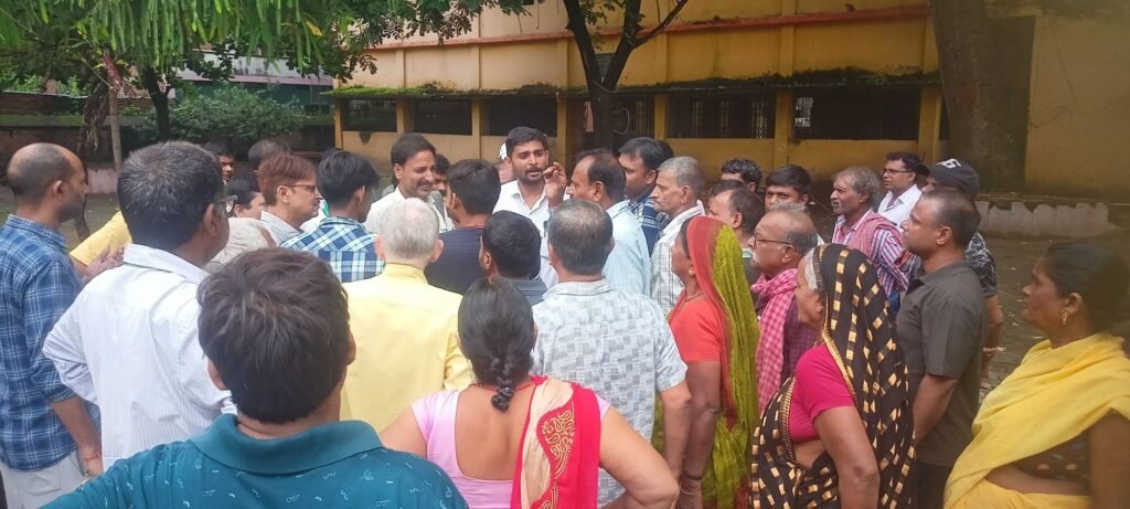 जन सुनवाई में रैयतों ने स्वीकृत नक्शे पर आरओबी नहीं बनाने की रखी मांग, कहा-हम सभी बर्बाद हो जाएंगे 2 image editor output image 1522371283 17536976392014009362474212666940 जन सुनवाई में रैयतों ने स्वीकृत नक्शे पर आरओबी नहीं बनाने की रखी मांग, कहा-हम सभी बर्बाद हो जाएंगे