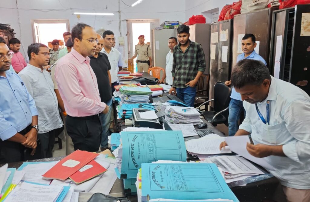 गया जी के भूअर्जन कार्यालय में डीएम ने पाया गड़बड़झाला, लिपिक पर गिरी गाज, कानूनगो की भी कार्यप्रणाली संदिग्ध 1 image editor output image 165132082 1752846890653700684894593829760 गया जी के भूअर्जन कार्यालय में डीएम ने पाया गड़बड़झाला, लिपिक पर गिरी गाज, कानूनगो की भी कार्यप्रणाली संदिग्ध
