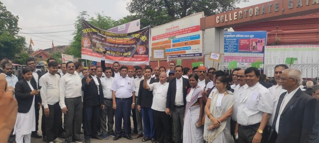 पटना के अधिवक्ता की हत्या के विरोध में गयाजी के अधिवक्ताओं ने निकाला मार्च, अधिवक्ता सुरक्षा अधिनियम लागू करने की मांग 1 image editor output image 169749687 17528492942176675546842076544152 पटना के अधिवक्ता की हत्या के विरोध में गयाजी के अधिवक्ताओं ने निकाला मार्च, अधिवक्ता सुरक्षा अधिनियम लागू करने की मांग