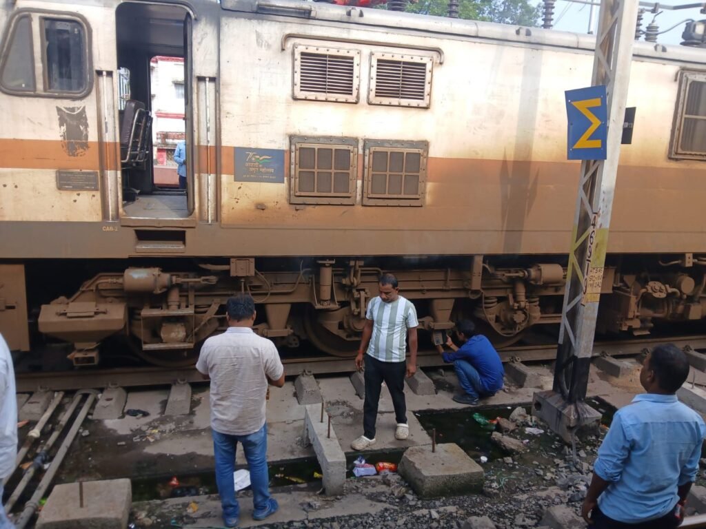 गया जंक्शन पर टल गया बड़ा हादसा, ट्रेन के इंजन से उठने लगा धुआं, बदला गया इंजन 1 image editor output image 1714622473 17539727541341295525990015417304 गया जंक्शन पर टल गया बड़ा हादसा, ट्रेन के इंजन से उठने लगा धुआं, बदला गया इंजन