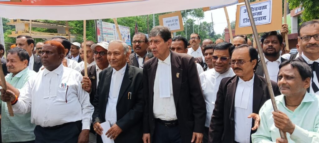 पटना के अधिवक्ता की हत्या के विरोध में गयाजी के अधिवक्ताओं ने निकाला मार्च, अधिवक्ता सुरक्षा अधिनियम लागू करने की मांग 2 image editor output image 196531796 17528493263318680601667383054231 पटना के अधिवक्ता की हत्या के विरोध में गयाजी के अधिवक्ताओं ने निकाला मार्च, अधिवक्ता सुरक्षा अधिनियम लागू करने की मांग