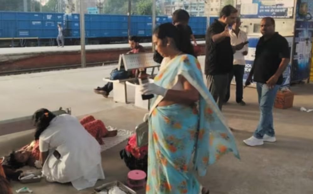 महाबोधि एक्सप्रेस में सफर कर रही महिला प्रसव पीड़ा से थी परेशान, प्लेटफॉर्म पर कराया गया सुरक्षित प्रसव 1 image editor output image 366513323 17536362771241022475076161125160 महाबोधि एक्सप्रेस में सफर कर रही महिला प्रसव पीड़ा से थी परेशान, प्लेटफॉर्म पर कराया गया सुरक्षित प्रसव