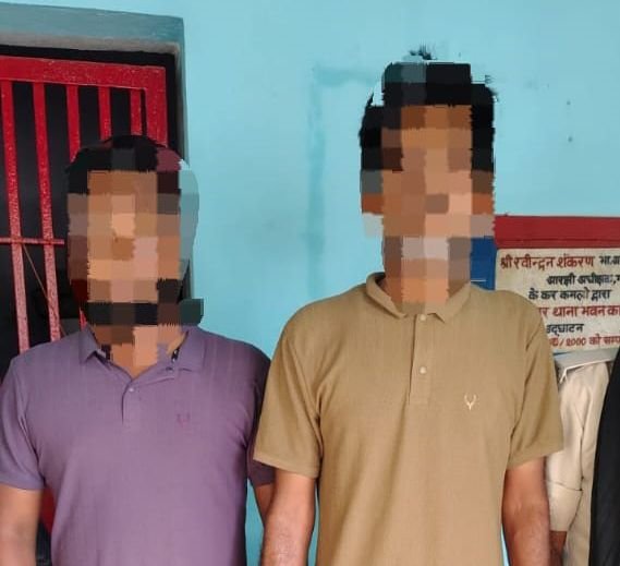 गया जी में मादक पदार्थ हिरोईन के साथ यूपी का दो तस्कर गिरफ्तार, पैंट के अंदर पैर में टेप से चिपका कर ले जा रहे थे ड्रग्स 1 image editor output image 530215735 17525935500721257867555699095292 गया जी में मादक पदार्थ हिरोईन के साथ यूपी का दो तस्कर गिरफ्तार, पैंट के अंदर पैर में टेप से चिपका कर ले जा रहे थे ड्रग्स