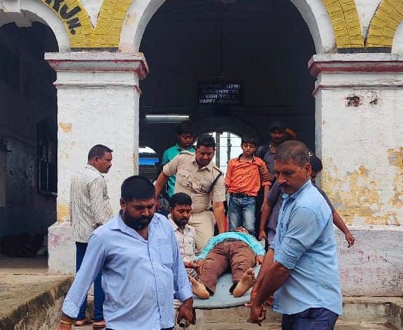 चलती ट्रेन से गिरकर प्लेटफॉर्म और ट्रेन के बीच रगड़ खा रहे यात्री की 'रेल वीरों' ने बचाई जान 1 image editor output image 555150802 17525873711906028888554580594137 चलती ट्रेन से गिरकर प्लेटफॉर्म और ट्रेन के बीच रगड़ खा रहे यात्री की 'रेल वीरों' ने बचाई जान