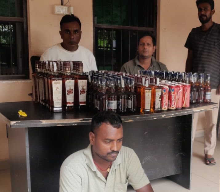 भागने के चक्कर में शराब माफिया का स्कोर्पियो गड्ढे में गिरा, गया का शराब माफिया गिरफ्तार, औरंगाबाद का फरार 1 image editor output image 620864564 17536275564078163559311552672587 भागने के चक्कर में शराब माफिया का स्कोर्पियो गड्ढे में गिरा, गया का शराब माफिया गिरफ्तार, औरंगाबाद का फरार