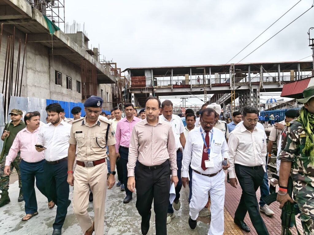 डीएम व एसएसपी ने पितृपक्ष मेला के मद्देनजर गया जंक्शन का किया सघन निरीक्षण, कमियों को देखते हुए दिए कई निर्देश 1 image editor output image 846706767 17534463116575688049799301112288 डीएम व एसएसपी ने पितृपक्ष मेला के मद्देनजर गया जंक्शन का किया सघन निरीक्षण, कमियों को देखते हुए दिए कई निर्देश