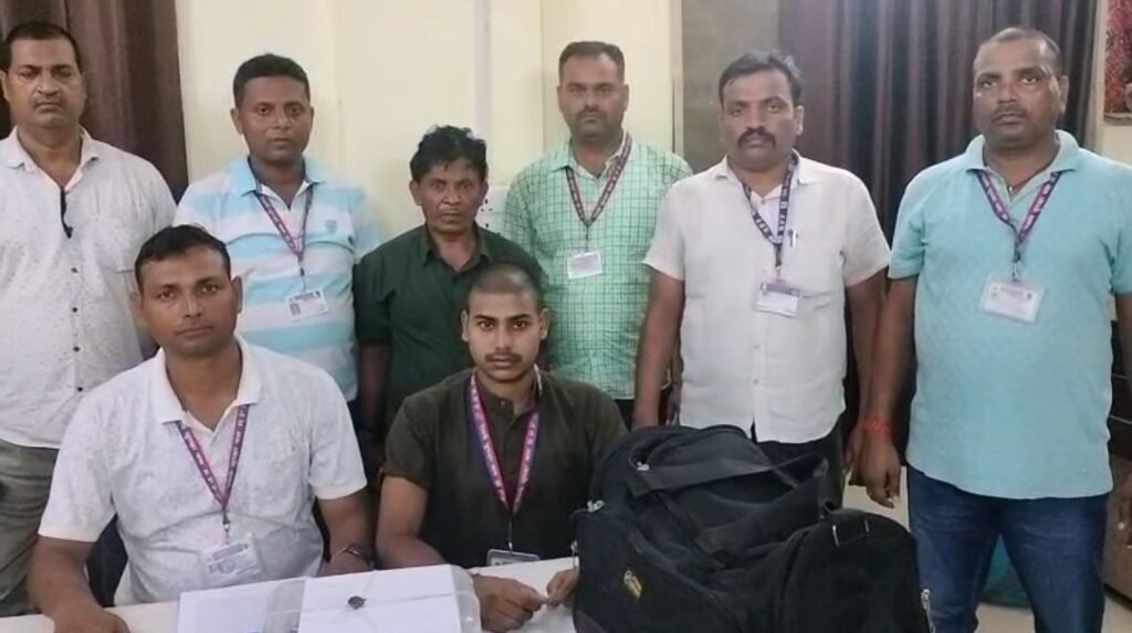 लाखों रुपए की मादक पदार्थ अफीम के साथ झारखंड के तस्कर को आरपीएफ ने दबोचा, रेल थाना में दर्ज हुआ कांड 1 image editor output image1194580005 17528592365034240653187236506909 लाखों रुपए की मादक पदार्थ अफीम के साथ झारखंड के तस्कर को आरपीएफ ने दबोचा, रेल थाना में दर्ज हुआ कांड