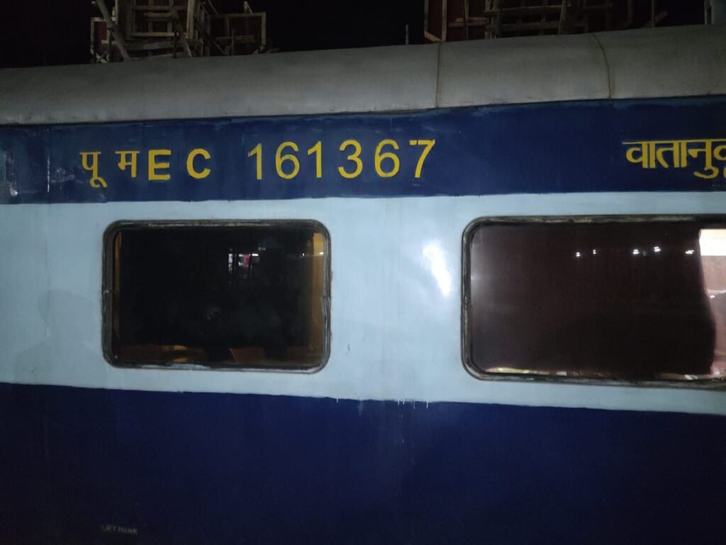 पटना-भभुआ इंटरसिटी एक्सप्रेस के एसी कोच के यात्रियों ने किया हंगामा, गया में बदला गया कोच 1 image editor output image127347404 17519928779685266730756738361155 पटना-भभुआ इंटरसिटी एक्सप्रेस के एसी कोच के यात्रियों ने किया हंगामा, गया में बदला गया कोच