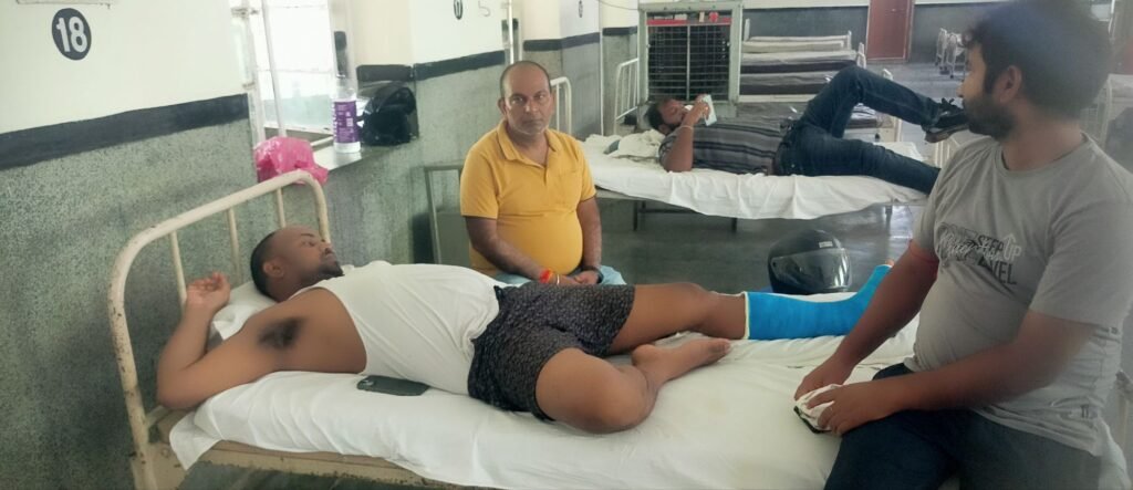 उबड़ खाबड़ प्लेटफॉर्म के कारण ट्रेन के गार्ड का पैर हुआ फ्रैक्चर, अस्पताल में चल रहा ईलाज 1 image editor output image1913338698 17516288628154771515805339527541 उबड़ खाबड़ प्लेटफॉर्म के कारण ट्रेन के गार्ड का पैर हुआ फ्रैक्चर, अस्पताल में चल रहा ईलाज