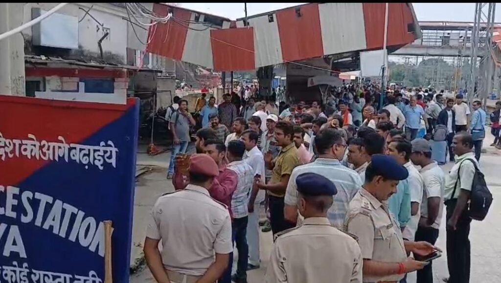 ब्रेकिंग न्यूज़: गया के मेमू शेड में रेलकर्मियों के साथ लूट व मारपीट, रेल थाना के सामने किया प्रदर्शन, रेल का चक्का जाम करने की चेतावनी 1 image editor output image 1495006142 17544598550385096862272399730353 ब्रेकिंग न्यूज़: गया के मेमू शेड में रेलकर्मियों के साथ लूट व मारपीट, रेल थाना के सामने किया प्रदर्शन, रेल का चक्का जाम करने की चेतावनी