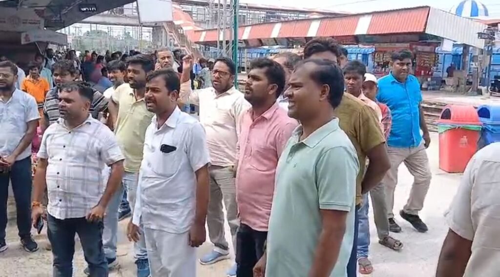 ब्रेकिंग न्यूज़: गया के मेमू शेड में रेलकर्मियों के साथ लूट व मारपीट, रेल थाना के सामने किया प्रदर्शन, रेल का चक्का जाम करने की चेतावनी 2 image editor output image 1753196279 1754459932165658215926848817659 ब्रेकिंग न्यूज़: गया के मेमू शेड में रेलकर्मियों के साथ लूट व मारपीट, रेल थाना के सामने किया प्रदर्शन, रेल का चक्का जाम करने की चेतावनी
