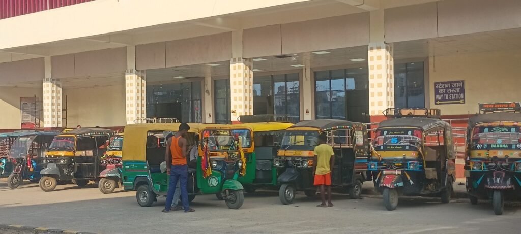 image editor output image 1388125362 17588946002333836452930326877622 गया जंक्शन पर नो पार्किंग जोन को देखने वाला कोई नहीं, न जाने क्यों नहीं होती कार्रवाई