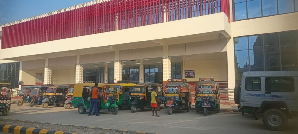 image editor output image 1414907471 17588946182246576493629942007359 गया जंक्शन पर नो पार्किंग जोन को देखने वाला कोई नहीं, न जाने क्यों नहीं होती कार्रवाई