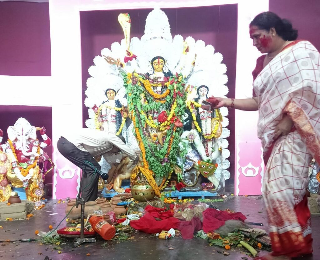 गया रेलवे इंस्टिट्यूट में 103 वर्षों से अनवरत बंगला पद्धति से पूजा का आयोजन 1 image editor output image 1683698990 17589872441197697751007782852217 गया रेलवे इंस्टिट्यूट में 103 वर्षों से अनवरत बंगला पद्धति से पूजा का आयोजन