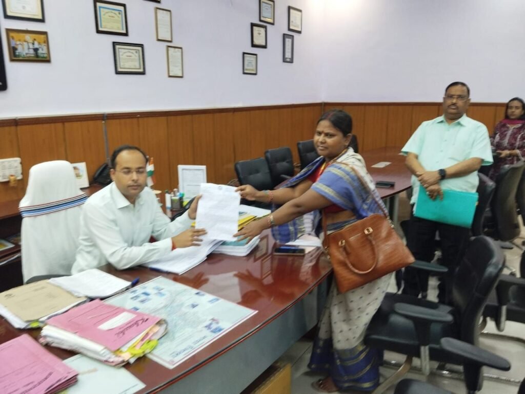 कैसे चलेगा स्कूल: छात्रों की संख्या 177, महिला शिक्षक आठ, दो कमरे छोट छोटे, शौचालय और नल नहीं, वार्ड पार्षद ने डीएम से मिलकर बताया हाल 1 image editor output image 1761064533 1758898751661320646899480626930 कैसे चलेगा स्कूल: छात्रों की संख्या 177, महिला शिक्षक आठ, दो कमरे छोट छोटे, शौचालय और नल नहीं, वार्ड पार्षद ने डीएम से मिलकर बताया हाल