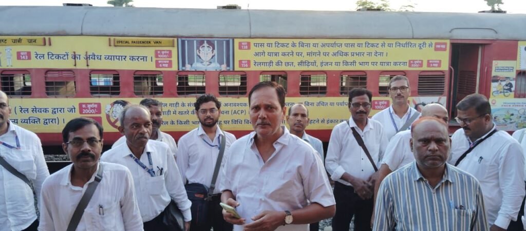 गया-पटना रेलखंड पर फिर चला विशेष टिकट चेकिंग अभियान, 388 लोग बेटिकट पकड़े गए, वसूला गया 1.17 लाख जुर्माना 1 image editor output image 1790617205 17588885621619137637993858626322 गया-पटना रेलखंड पर फिर चला विशेष टिकट चेकिंग अभियान, 388 लोग बेटिकट पकड़े गए, वसूला गया 1.17 लाख जुर्माना