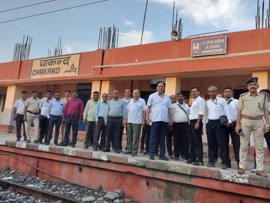 गया-पटना रेलखंड पर फिर चला विशेष टिकट चेकिंग अभियान, 388 लोग बेटिकट पकड़े गए, वसूला गया 1.17 लाख जुर्माना 3 image editor output image 1791540726 17588886130364974571931937540097 गया-पटना रेलखंड पर फिर चला विशेष टिकट चेकिंग अभियान, 388 लोग बेटिकट पकड़े गए, वसूला गया 1.17 लाख जुर्माना