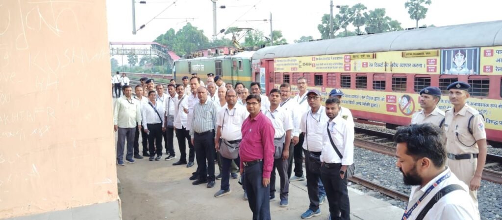 गया-पटना रेलखंड पर फिर चला विशेष टिकट चेकिंग अभियान, 388 लोग बेटिकट पकड़े गए, वसूला गया 1.17 लाख जुर्माना 2 image editor output image 1792464247 17588885918998767908224714200634 गया-पटना रेलखंड पर फिर चला विशेष टिकट चेकिंग अभियान, 388 लोग बेटिकट पकड़े गए, वसूला गया 1.17 लाख जुर्माना