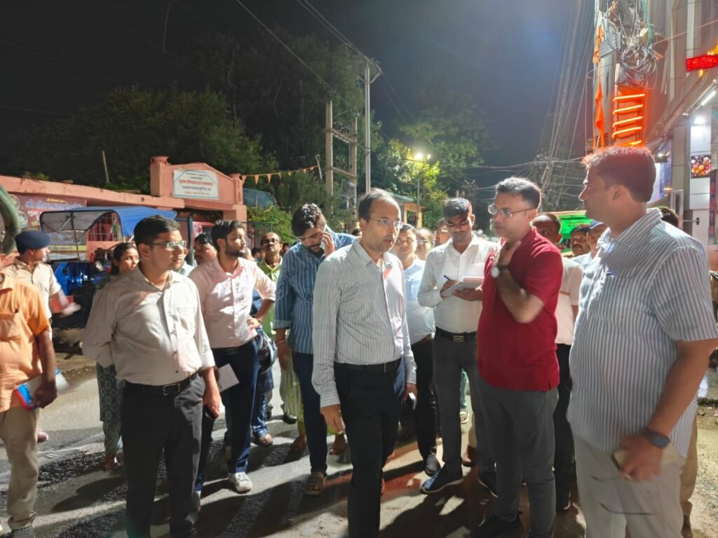 image editor output image 1801411915 17567814092566541291844779717240 पितृपक्ष महासंगम: फिक्रमंद डीएम देर रात भी व्यवस्थाओं का जायजा लेने निकल पड़े