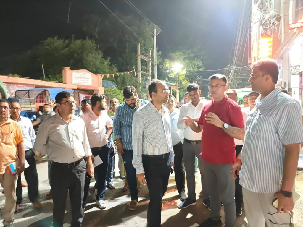 image editor output image 1802335436 17567813768102962157098979696468 पितृपक्ष महासंगम: फिक्रमंद डीएम देर रात भी व्यवस्थाओं का जायजा लेने निकल पड़े