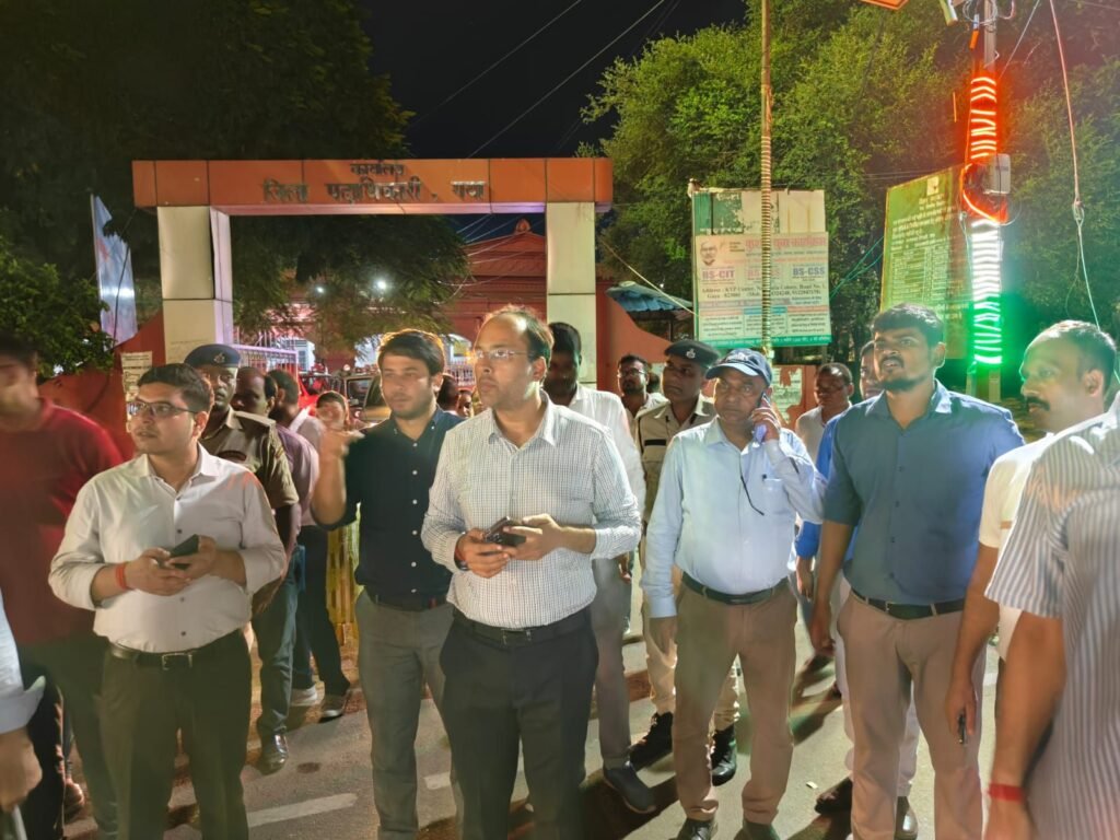 image editor output image 1803258957 17567813525308926090044809734682 पितृपक्ष महासंगम: फिक्रमंद डीएम देर रात भी व्यवस्थाओं का जायजा लेने निकल पड़े