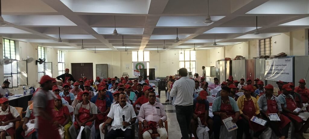 image editor output image 1949252596 17588061051091382886261823802410 फुटपाथ दुकानदारों को दिया गया एकदिवसीय प्रशिक्षण, खाद्य सुरक्षा, डिजिटल लेनदेन पर दी गई विशेष जानकारी